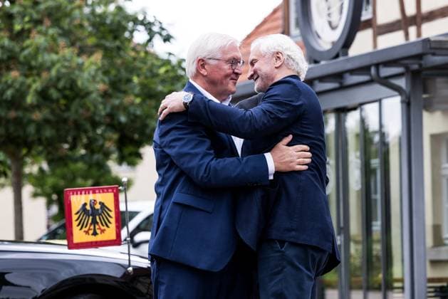 DFB Trainingslager Besuch von Bundespräsident Frank-Walter Steinmeier; 29.05.2024 Bundespräsident Frank-Walter Steinmeier und Rudi Völler (DFB Direktor A-Nationalmannschaft) begrüßen sich DFB Trainingslager Besuch von Bundespräsident Frank-Walter Steinmeier; Blankenhain, Golf&Spa Resort Weimarer Land am 29.05.2024 Copyright: xBEAUTIFULxSPORTS Wunderlx