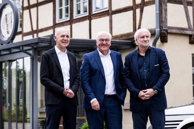 DFB Trainingslager Besuch von Bundespräsident Frank-Walter Steinmeier; 29.05.2024 Bernd Neuendorf (DFB Präsident), Bundespräsident Frank-Walter Steinmeier und Rudi Völler (DFB Direktor A-Nationalmannschaft) posieren für die anwesenden Medien DFB Trainingslager Besuch von Bundespräsident Frank-Walter Steinmeier; Blankenhain, Golf&Spa Resort Weimarer Land am 29.05.2024 Copyright: xBEAUTIFULxSPORTS Wunderlx