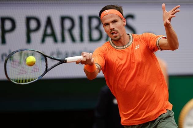28.05.2024 Tennis, French Open 2024 Roland-Garros, FRA, Men™s Singles Court Suzanne-Lenglen - SECOND ROUND Daniel Altmaier (Germany) - Stefanos Tsitsipas (Greece) Bild: v. li. Daniel Altmaier (Germany) spielt eine Vorhand. Copyright: HMBxMedia AntonioxBorga