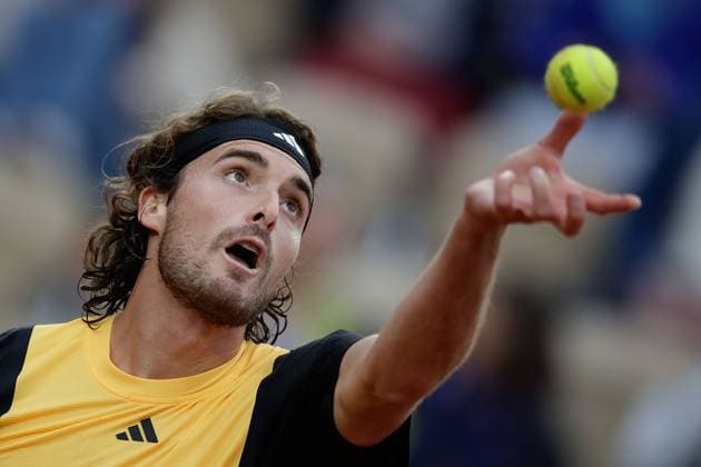 28.05.2024 Tennis, French Open 2024 Roland-Garros, FRA, Men™s Singles Court Suzanne-Lenglen - SECOND ROUND Daniel Altmaier (Germany) - Stefanos Tsitsipas (Greece) Bild: v. li. Stefanos Tsitsipas (Greece) macht einen Aufschlag. Copyright: HMBxMedia AntonioxBorga
