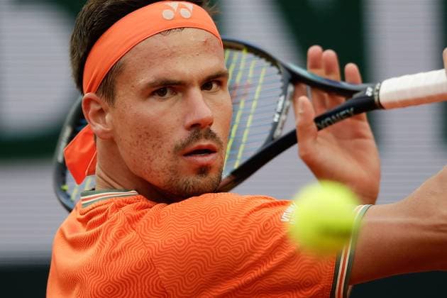 28.05.2024 Tennis, French Open 2024 Roland-Garros, FRA, Men™s Singles Court Suzanne-Lenglen - SECOND ROUND Daniel Altmaier (Germany) - Stefanos Tsitsipas (Greece) Bild: v. li. Daniel Altmaier (Germany) spielt eine Rückhand. Copyright: HMBxMedia AntonioxBorga