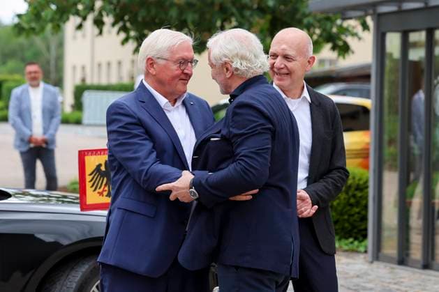 Bundespraesident Frank-Walter Steinmeier und Direktor Maenner-Nationalmannschaft Rudi Voeller (Deutscher Fussball-Bund) umarmen sich beim Treffen im deutschen Mannschafts-Quartier, Besuch des Bundespraesidenten, Trainingslager der deutschen Natiionalmannschaft, Spa- und GolfResort Weimarer Land, 29.05.2024, Blankenhain, Deutschland.
