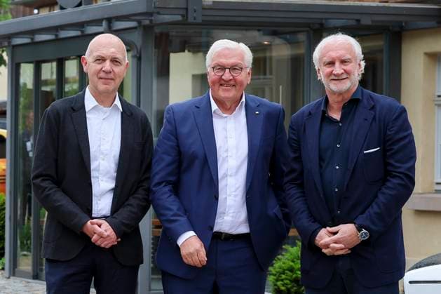 Sport Bilder des Tages Praesident Bernd Neuendorf (Deutscher Fussball-Bund), Bundespraesident Frank-Walter Steinmeier und Direktor Maenner-Nationalmannschaft Rudi Voeller (Deutscher Fussball-Bund) treffen sich im Mannschafts-Quartier der deutschen Nationalmannschaft, Besuch des Bundespraesidenten, Trainingslager der deutschen Natiionalmannschaft, Spa- und GolfResort Weimarer Land, 29.05.2024, Blankenhain, Deutschland.