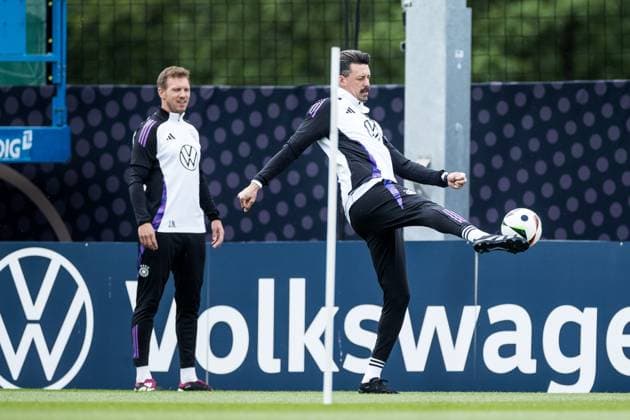 DFB Trainingslager Training; 29.05.2024 Julian Nagelsmann (Trainer Deutschland) und Sandro Wagner (Co-Trainer Deutschland) vor Trainingsbeginn mit Ball DFB Trainingslager Training; Blankenhain, Golf&Spa Resort Weimarer Land am 29.05.2024 Copyright: xBEAUTIFULxSPORTS Wunderlx
