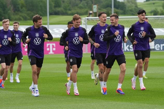 Thomas Müller (Deutschland Germany) ist wieder Radio Müller für Joshua Kimmich (Deutschland Germany), Pascal Groß (Deutschland Germany), Aleksandar Pavlovic (Deutschland Germany) - Blankenhain 29.05.2024: Trainingslager der Deutschen Nationalmannschaft zur EM-Vorbereitung, Golf Resort Weimarer Land