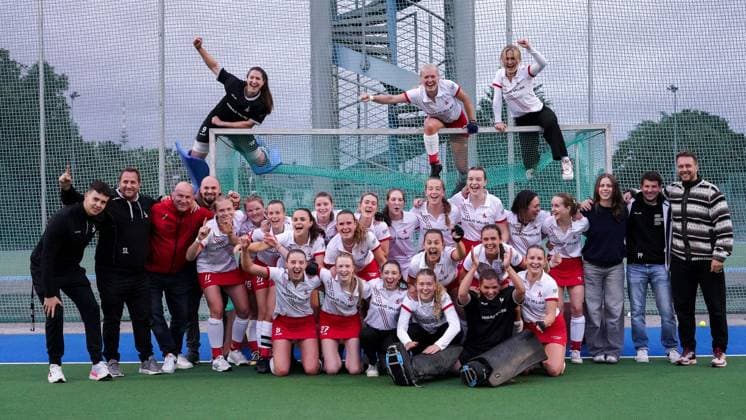 Sport Themen der Woche KW22 Sport Bilder des Tages Spielerinnen vom TSV Mannheim Hockey, Jubel über den Aufstieg nach dem Schlusspfiff, Rückkehr in die 1. Bundesliga, Bundesligarückkehr, Freude über den Sieg, Sieger, Gewinner, Aufsteiger, aufgestiegen, Aufstiegsjubel, so feiert ein Aufsteiger, jubelt, jubeln, fröhlich, positiv, freut sich, freuen, optimistisch, Highlight, Action, Aktion, Mannschaftsfoto, Teamfoto, Mannschaft, Team, Gruppenbild, 29.05.2024, Mannheim (Deutschland), Hockey, 2. Bundesliga Gruppe Süd, Damen, Feudenheimer HC - TSV Mannheim *** Players of TSV Mannheim Hockey, cheering about the promotion after the final whistle, return to the 1 Bundesliga, Bundesliga return, joy about the victory, winner, winners, promoted, promoted, promotion cheers, this is how a promoted team celebrates, cheers, cheer, cheerful, positive, happy, rejoice, optimistic, highlight, action, action, team photo, team, team, group picture, 29 05 2024, Mannheim Germany , Hockey, 2 Bundesliga Group South, Women, Feudenheimer HC TSV Mannheim xozx
