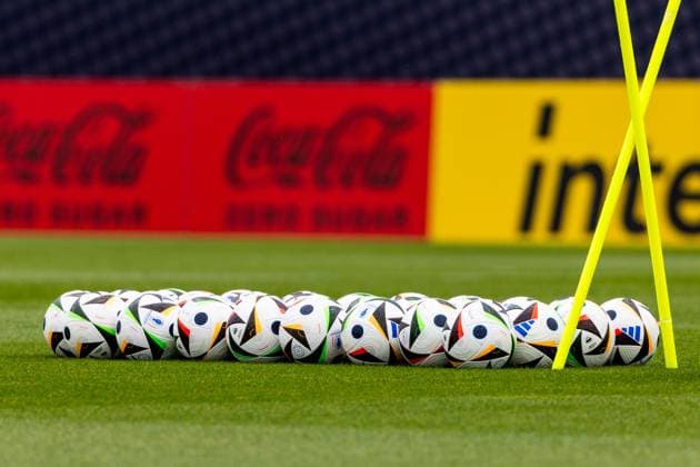 29.05.2024, GER, Fussball, Maenner, Saison 2023 2024, DFB Nationalmannschaft Trainingslager Blankenhain, Trainingseinheit im Spa&GolfResort Weimarer Land Symbolbild Fussball Fussbaelle auf dem Sportplatz Trainingsplatz 99444 Blankenhain Schloss Blankenhain Spa & Golf Thüringen Deutschland