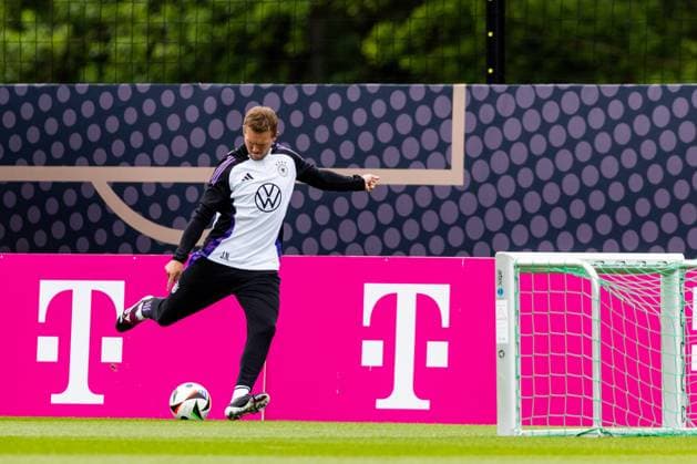 29.05.2024, GER, Fussball, Maenner, Saison 2023 2024, DFB Nationalmannschaft Trainingslager Blankenhain, Trainingseinheit im Spa&GolfResort Weimarer Land Julian Nagelsmann (Bundestrainer Deutsche Nationalmannschaft Fussball) mit Ball auf dem Trainingsplatz Sportplatz Blankenhain 99444 Blankenhain Schloss Blankenhain Spa & Golf Thüringen Deutschland
