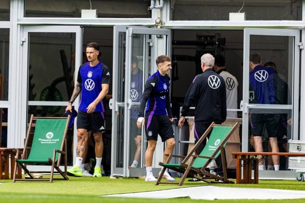 29.05.2024, GER, Fussball, Maenner, Saison 2023 2024, DFB Nationalmannschaft Trainingslager Blankenhain, Trainingseinheit im Spa&GolfResort Weimarer Land Robin Koch kommt aus dem Fitnessraum auf dem Trainingsplatz Sportplatz in Blankenhain 99444 Blankenhain Schloss Blankenhain Spa & Golf Thüringen Deutschland