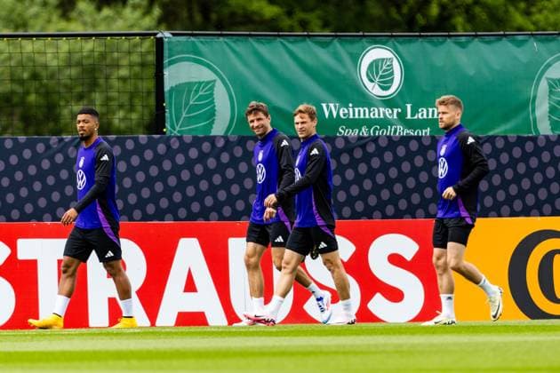 29.05.2024, GER, Fussball, Maenner, Saison 2023 2024, DFB Nationalmannschaft Trainingslager Blankenhain, Trainingseinheit im Spa&GolfResort Weimarer Land Benjamin Henrichs, Thomas Mueller, Maximilian Mittelstaedt und Joshua Kimmich kommen aus dem Fitnessraum auf dem Trainingsplatz Sportplatz in Blankenhain 99444 Blankenhain Schloss Blankenhain Spa & Golf Thüringen Deutschland