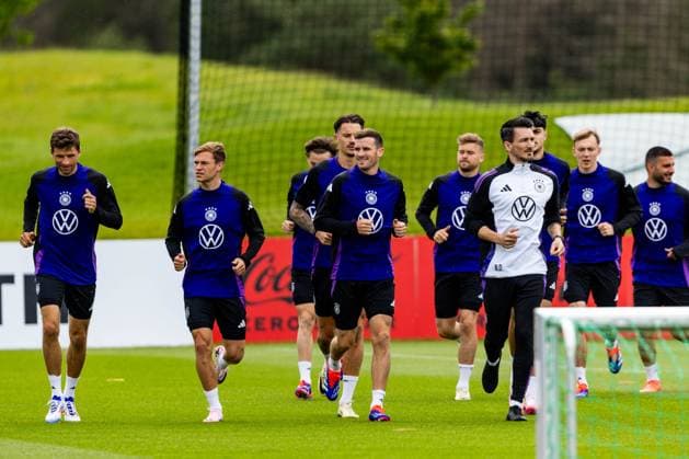 29.05.2024, GER, Fussball, Maenner, Saison 2023 2024, DFB Nationalmannschaft Trainingslager Blankenhain, Trainingseinheit im Spa&GolfResort Weimarer Land Thomas Mueller, Joshua Kimmich, Pascal Gross, Robin Koch und Aleksandar Pavlovic beim gemeinsamen Aufwärmen mit Nicklas Dietrich (Athletiktrainer) 99444 Blankenhain Schloss Blankenhain Spa & Golf Thüringen Deutschland