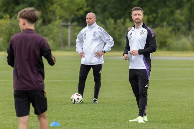 Training der U16 Junioren-Nationalmannschaft Shkodran Mustafi beim Training der U16-Junioren. Im Hintergrund Cheftrainer Marc-Patrick Meister. Training der U16 Junioren-Nationalmannschaft auf dem DFB-Campus in Frankfurt am Main am 29. Mai 2024., Frankfurt am Main Hessen Deutschland DFB-Campus