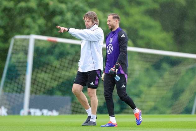 Torwarttrainer Stefan Wessels und Torhueter Oliver Baumann unterhalten sich, Training Tag 4, Trainingslager der deutschen Natiionalmannschaft, Spa- und GolfResort Weimarer Land, 30.05.2024, Blankenhain, Deutschland.