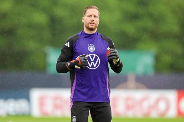 Torhueter Oliver Baumann waermt sich auf, Training Tag 4, Trainingslager der deutschen Natiionalmannschaft, Spa- und GolfResort Weimarer Land, 30.05.2024, Blankenhain, Deutschland.