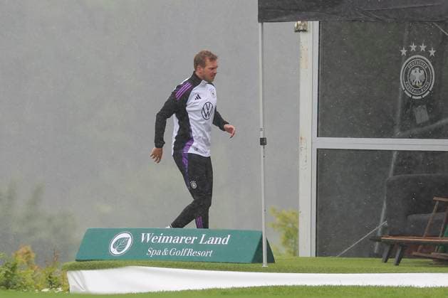 Bundestrainer Julian Nagelsmann laeuft im Regen in das Fitnesszelt, Training Tag 4, Trainingslager der deutschen Natiionalmannschaft, Spa- und GolfResort Weimarer Land, 30.05.2024, Blankenhain, Deutschland.