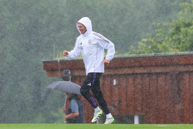 Sport Bilder des Tages Bundestrainer Julian Nagelsmann laeuft im Regen ueber den Trainingsplatz, Training Tag 4, Trainingslager der deutschen Natiionalmannschaft, Spa- und GolfResort Weimarer Land, 30.05.2024, Blankenhain, Deutschland.