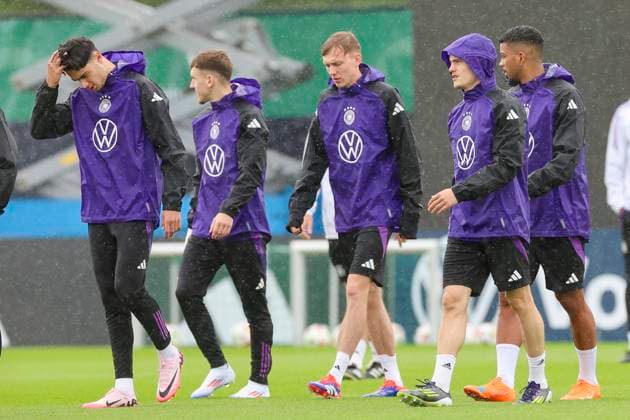 Aleksandar Pavlovic, Brajan Gruda, Maximilian Beier, Florian Wirtz und Benjamin Henrichs laufen im Regen ueber den Trainingsplatz, Training Tag 4, Trainingslager der deutschen Natiionalmannschaft, Spa- und GolfResort Weimarer Land, 30.05.2024, Blankenhain, Deutschland.