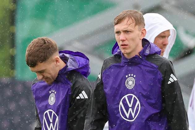 Brajan Gruda und Maximilian Beier laufen im Regen ueber den Trainingsplatz, Training Tag 4, Trainingslager der deutschen Natiionalmannschaft, Spa- und GolfResort Weimarer Land, 30.05.2024, Blankenhain, Deutschland.