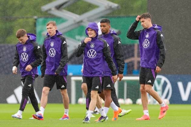 Sport Bilder des Tages Brajan Gruda, Maximilian Beier, Florian Wirtz, Benjamin Henrichs und Kai Havertz laufen im Regen ueber den Trainingsplatz, Training Tag 4, Trainingslager der deutschen Natiionalmannschaft, Spa- und GolfResort Weimarer Land, 30.05.2024, Blankenhain, Deutschland.