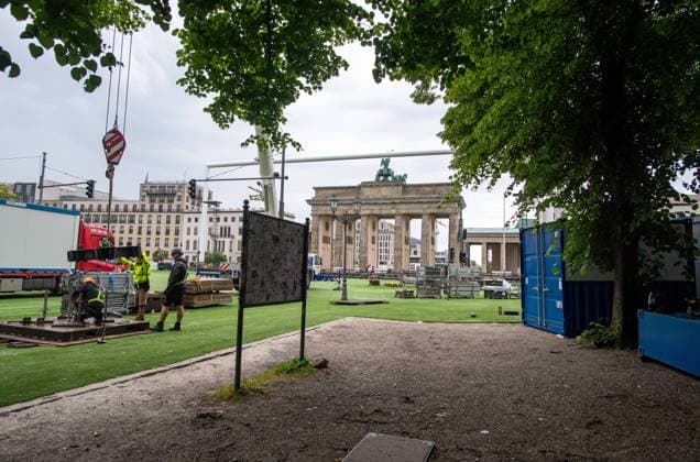 Fussball, Saison 2023 2024, Europameisterschaft, die Fanmeile am Brandenburger Tor in Berlin, 30.05. 2024, *** Football, 2023 2024 season, European Championship, the fan mile at the Brandenburg Gate in Berlin, 30 05 2024, Copyright: xSebastianxRäppold MatthiasxKochx