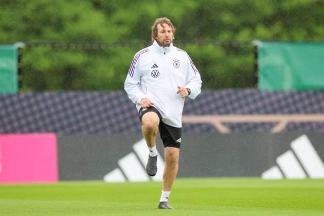 Torwarttrainer Stefan Wessels waermt sich auf, Training Tag 4, Trainingslager der deutschen Natiionalmannschaft, Spa- und GolfResort Weimarer Land, 30.05.2024, Blankenhain, Deutschland.