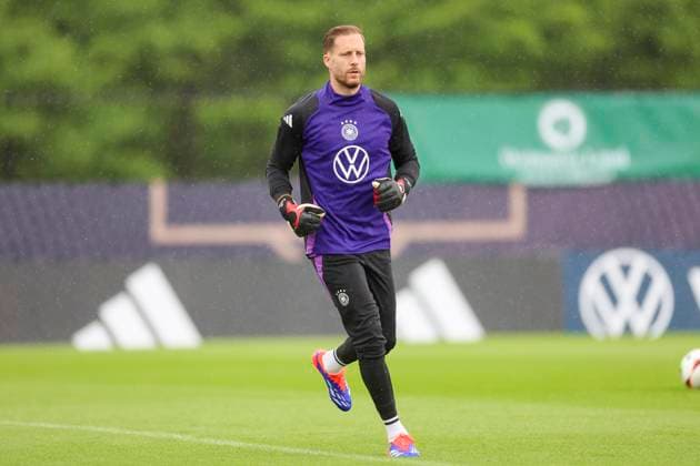 Torhueter Oliver Baumann waermt sich auf, Training Tag 4, Trainingslager der deutschen Natiionalmannschaft, Spa- und GolfResort Weimarer Land, 30.05.2024, Blankenhain, Deutschland.