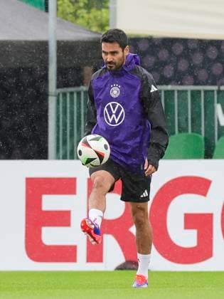 Ilkay Guendogan kontrolliert den Ball, Training Tag 4, Trainingslager der deutschen Natiionalmannschaft, Spa- und GolfResort Weimarer Land, 30.05.2024, Blankenhain, Deutschland.