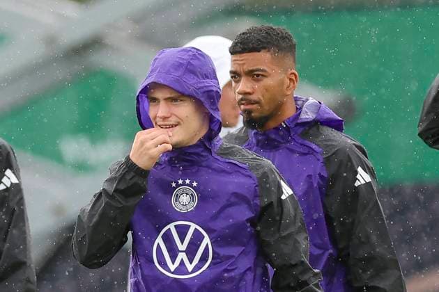 Florian Wirtz und Benjamin Henrichs schauen, Training Tag 4, Trainingslager der deutschen Natiionalmannschaft, Spa- und GolfResort Weimarer Land, 30.05.2024, Blankenhain, Deutschland.