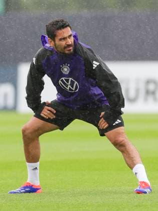 Ilkay Guendogan waermt sich auf, Training Tag 4, Trainingslager der deutschen Natiionalmannschaft, Spa- und GolfResort Weimarer Land, 30.05.2024, Blankenhain, Deutschland.