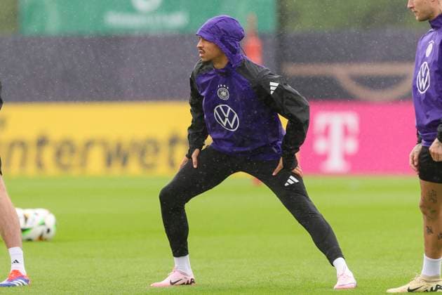 Leroy Sane waermt sich auf, Training Tag 4, Trainingslager der deutschen Natiionalmannschaft, Spa- und GolfResort Weimarer Land, 30.05.2024, Blankenhain, Deutschland.