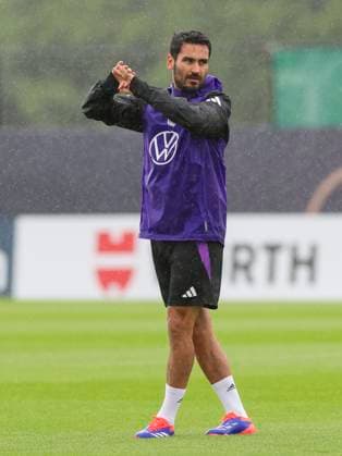 Ilkay Guendogan waermt sich auf, Training Tag 4, Trainingslager der deutschen Natiionalmannschaft, Spa- und GolfResort Weimarer Land, 30.05.2024, Blankenhain, Deutschland.
