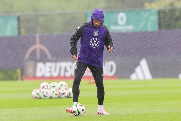 Leroy Sane kontrolliert den Ball, Training Tag 4, Trainingslager der deutschen Natiionalmannschaft, Spa- und GolfResort Weimarer Land, 30.05.2024, Blankenhain, Deutschland.