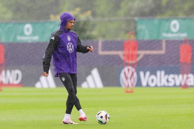 Leroy Sane kontrolliert den Ball, Training Tag 4, Trainingslager der deutschen Natiionalmannschaft, Spa- und GolfResort Weimarer Land, 30.05.2024, Blankenhain, Deutschland.