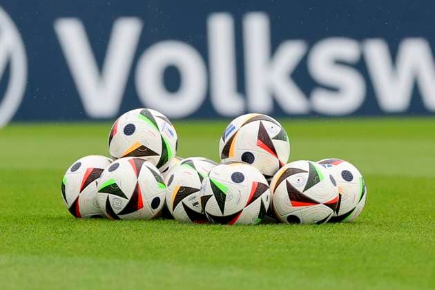 Fussbaelle der Firma adidas liegen auf dem Rasen des Trainingsplatzes, Training Tag 4, Trainingslager der deutschen Natiionalmannschaft, Spa- und GolfResort Weimarer Land, 30.05.2024, Blankenhain, Deutschland.