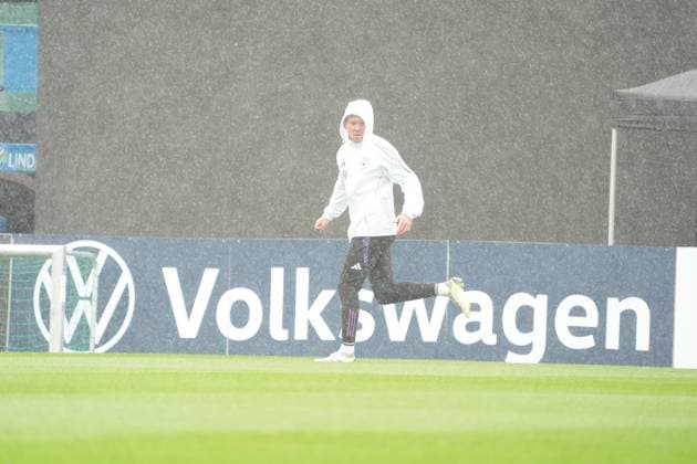Bundestrainer Julian Nagelsmann (Deutschland Germany) rennt durch den Regen - Blankenhain 30.05.2024: Trainingslager der Deutschen Nationalmannschaft zur EM-Vorbereitung, Golf Resort Weimarer Land