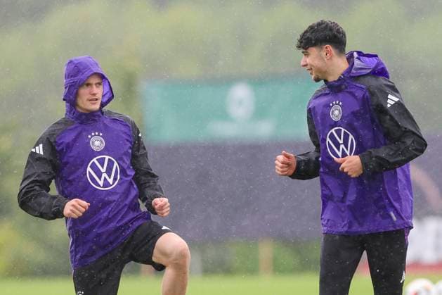 Florian Wirtz und Aleksandar Pavlovic unterhalten sich, Training Tag 4, Trainingslager der deutschen Natiionalmannschaft, Spa- und GolfResort Weimarer Land, 30.05.2024, Blankenhain, Deutschland.