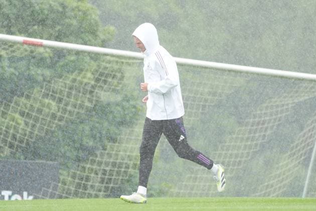 Bundestrainer Julian Nagelsmann (Deutschland Germany) rennt durch den Regen - Blankenhain 30.05.2024: Trainingslager der Deutschen Nationalmannschaft zur EM-Vorbereitung, Golf Resort Weimarer Land