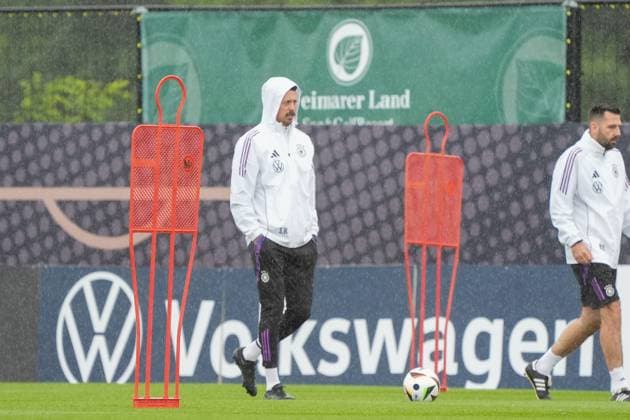 Co-Trainer Assistenztrainer Sandro Wagner (Deutschland Germany) im Regen - Blankenhain 30.05.2024: Trainingslager der Deutschen Nationalmannschaft zur EM-Vorbereitung, Golf Resort Weimarer Land