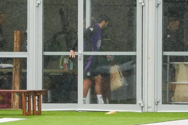 Ilkay Gündogan (Deutschland Germany) kommt ins Zelt und bringt Geschenke vom FC Barcelona, Barca mit - Blankenhain 30.05.2024: Trainingslager der Deutschen Nationalmannschaft zur EM-Vorbereitung, Golf Resort Weimarer Land