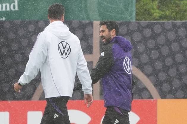Ilkay Gündogan (Deutschland Germany) gut gelaunt mit Co-Trainer Assistenztrainer Sandro Wagner (Deutschland Germany) trotz Regen - Blankenhain 30.05.2024: Trainingslager der Deutschen Nationalmannschaft zur EM-Vorbereitung, Golf Resort Weimarer Land