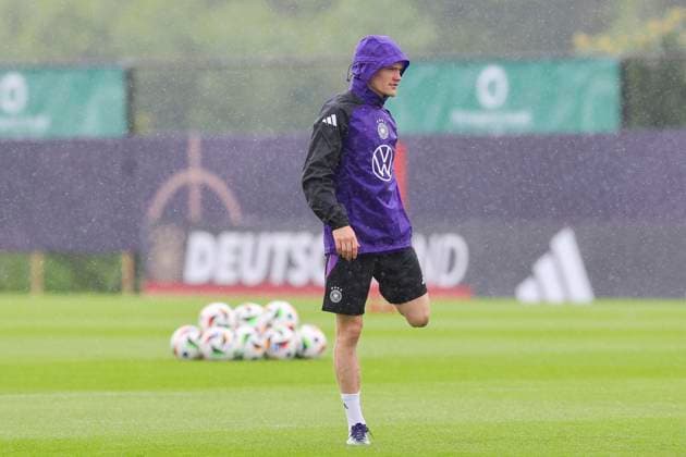 Florian Wirtz waermt sich auf, Training Tag 4, Trainingslager der deutschen Natiionalmannschaft, Spa- und GolfResort Weimarer Land, 30.05.2024, Blankenhain, Deutschland.