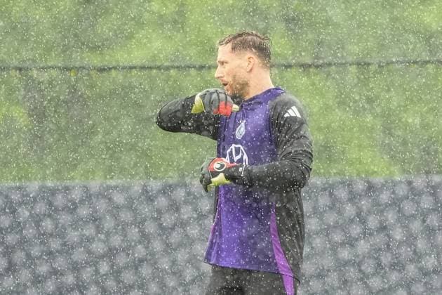 Torwart Oliver Baumann (Deutschland Germany) im Regen - Blankenhain 30.05.2024: Trainingslager der Deutschen Nationalmannschaft zur EM-Vorbereitung, Golf Resort Weimarer Land