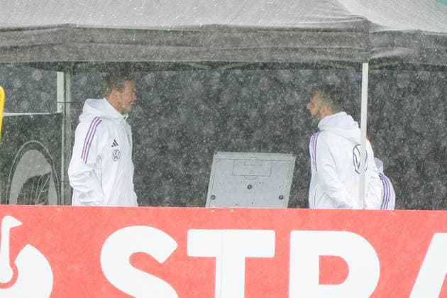 Bundestrainer Julian Nagelsmann (Deutschland Germany) rennt durch den Regen - Blankenhain 30.05.2024: Trainingslager der Deutschen Nationalmannschaft zur EM-Vorbereitung, Golf Resort Weimarer Land