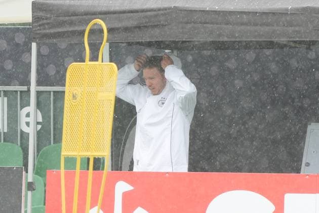 Bundestrainer Julian Nagelsmann (Deutschland Germany) rennt durch den Regen - Blankenhain 30.05.2024: Trainingslager der Deutschen Nationalmannschaft zur EM-Vorbereitung, Golf Resort Weimarer Land