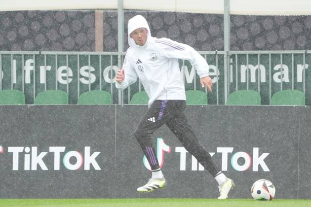 Bundestrainer Julian Nagelsmann (Deutschland Germany) rennt durch den Regen - Blankenhain 30.05.2024: Trainingslager der Deutschen Nationalmannschaft zur EM-Vorbereitung, Golf Resort Weimarer Land