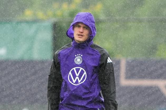 Florian Wirtz (Deutschland Germany) im Regen - Blankenhain 30.05.2024: Trainingslager der Deutschen Nationalmannschaft zur EM-Vorbereitung, Golf Resort Weimarer Land