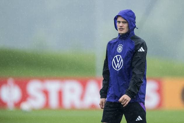 DFB Trainingslager Training; 30.05.2024 Warm Up im strömenden Regen Florian Wirtz (Deutschland) DFB Trainingslager Training; Blankenhain, Golf&Spa Resort Weimarer Land am 30.05.2024 Copyright: xBEAUTIFULxSPORTS Wunderlx