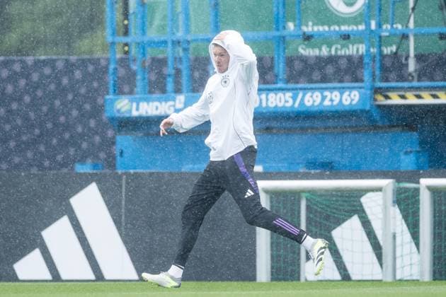 DFB Trainingslager Training; 30.05.2024 Julian Nagelsmann (Trainer Deutschland) sprintet im strömenden Regen über den Trainingsplatz DFB Trainingslager Training; Blankenhain, Golf&Spa Resort Weimarer Land am 30.05.2024 Copyright: xBEAUTIFULxSPORTS Wunderlx