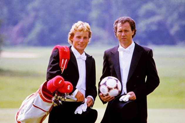 Archivbilder der Woche SPORT KW21 Bernhard Langer und Franz Beckenbauer im eleganten Frack auf dem Golfplatz Olching Bernhard Langer und Franz Beckenbauer im eleganten Frack auf dem Golfplatz Olching Olching Bayern Deutschland Golfclub Olching *** Bernhard longer and Franz Beckenbauer in elegant Frack on the Golf course Olching Bernhard longer and Franz Beckenbauer in elegant Frack on the Golf course Olching Olching Bavaria Germany Golf Club Olching