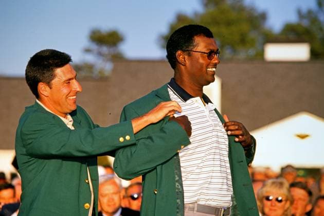 US Masters 1996 Golf Jose Maria OlaZABAL hilft Vijay Singh ins Green Jacket Augusta Georgia United States of America Augusta National Golf Club *** U.S. Masters 1996 Golf Jose Mary Olazabal helps Vijay Singh ins Green Jacket Augusta Georgia United States of America Augusta National Golf Club